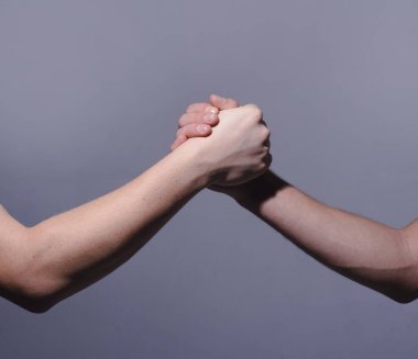 El sıkışma, silah arkadaşlığı. El ele tutuşmak. El sıkışalım. Yardım eli uzatıyorum. Kurtarma jesti. Destek eli. Destek kavramı. Sıkı tutun. İki el, bir arkadaşın yardım eli.