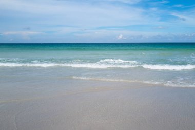 Okyanus ya da deniz dalgaları. Okyanus dalgaları ve plaj arka planı. Deniz dalgaları. Okyanus sahili tatili. Tatil kavramı