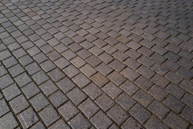 Asma yol. Taş kaplama. Sert tuğlalı yol. Çakıl taşı kaldırım arka planı. Dokulu arka plan. Kaldırımda. Yol. Eski kaldırım taşı yolu