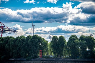 Alternatif enerji. Rüzgar enerjisi teknolojisi. Çevre enerjisi. Rüzgar türbinleri alanı. Rüzgar türbini enerji üretiyor. Çevre. Yeşil elektrik. Elektrik üretiyorum. Rüzgar jeneratörü gücü