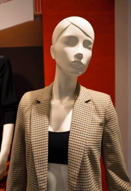 Aptal kafa. Manken kıyafetleri. AVM 'deki aptal kafa, butik. Moda, tarz, güzellik, tasarım, moda, lüks, modern kıyafet alışveriş konsepti Sezon satışları güzellik moda