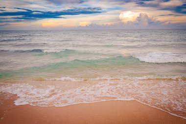 Okyanus Dalgası. Manzaralı deniz manzarası. Kumsalda dalgalar. Arka plan için su manzarası. Okyanus ya da deniz dalgaları. Okyanus dalgaları ve plaj arka planı. Deniz dalgaları. Okyanus sahili tatili