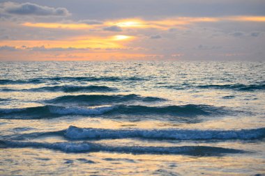 Dalgaların sıçradığı deniz. Okyanus dalgası deniz manzarası. Sandy yaz plajı. Doğa arkaplanı için deniz manzarası