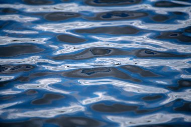 Deniz suyunun yüzeyi. Derin karanlık deniz dokusu arka planı. Aqua deniz suyu yüzeyinin arka planı. Mavi deniz yüzeyi. Su yüzeyi. Mavi okyanus suyu dokusu arka plan