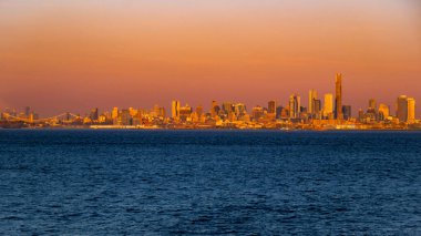 Dünya Ticaret Merkezi 'nin New York silueti. Bir Dünya Ticaret Merkezi. Hudson Nehri üzerinde Manhattan Skyline olan New York şehri manzarası. WTC