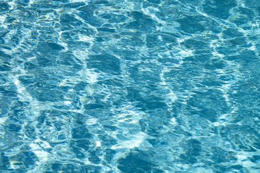 Havuz suyu. Arkaplan dokusu. Yüzme havuzunda su. Dalgalı su detayı geçmişi. Mavi su yüzeyi