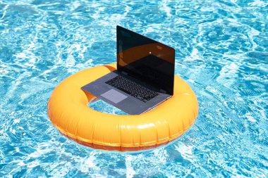 Uzaktan kumanda çalışıyor. Yaz işi. Reklam için yer ayır. Serbest bir iş. Yaz tatilinde iş. Boş ekranlı dizüstü bilgisayar. Yaz tatili kavramı