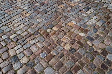 Bricks Yolu 'nun arka planı. Bricks Yolu 'ndaki arka planda. Taş kaplama kaldırım. Tuğla yüzey. Sert tuğlalı yol. Taş kaldırım dokusu