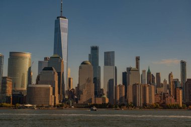 New York 'un simgeleri. New York Dünya Ticaret Merkezi. New York Şehri şehir yaşam tarzı konsepti. Hudson Nehri üzerindeki Dünya Ticaret Merkezi