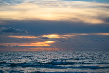 Dalgalar su sıçratıyor. Okyanus dalgaları ve Theresa Ufuk arkaplanı. Okyanus ya da deniz dalgaları