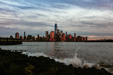 Bir Dünya Ticaret Merkezi. Dünya Ticaret Merkezi Anıtı. Aşağı Manhattan manzaralı. New Jersey 'den görüntü. New York City silueti. Dünya Ticaret Merkezi 'nin New York silueti