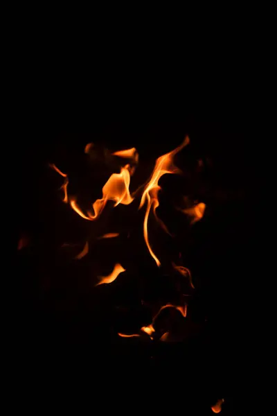 Alev alev desenli arka plan. Yangın arka plan kıvılcımları. Sancak arkaplanı için soyut alev dokusu. Alev alev yanma etkisi. Kopya alanı ile soyut sanat deseni