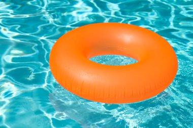 Çember halka yüzme havuzunda yüzer. Su ve sahil oyuncakları. Yaz dönemi. Yaz arkaplanı. Yaz tatili. Lastik daire. Şişirilebilir yüzme halkası