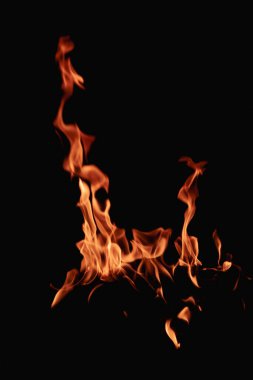 Siyah arka planda yangın alevleri. Ateş alevi dokusu. Fotokopi alevi. Alevler arka planda. Siyah arkaplanda alevler