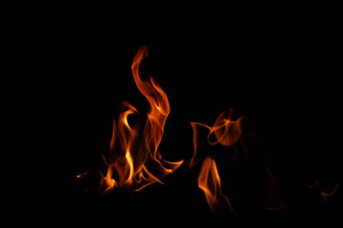 Siyah arka planda yangın alevleri. Ateş alevi dokusu. Fotokopi alevi. Alevler arka planda. Siyah arkaplanda alevler