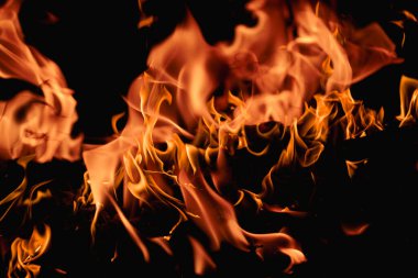 Siyah arka planda yangın. Yangın arka plan kıvılcımları. Soyut alevler arka planı. Yanan ateş. Siyah arkaplanda ateşin dokusu