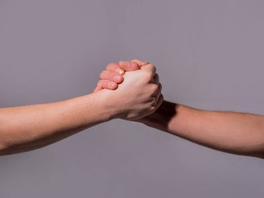 Destek eli uzatıyorum. El ele tutuşun. Destek kavramı. Sıkı tutun. El sıkışalım. Kurtarma jesti. Destek eli. İki el, bir arkadaşın yardım eli. El sıkışma, silah arkadaşlığı.