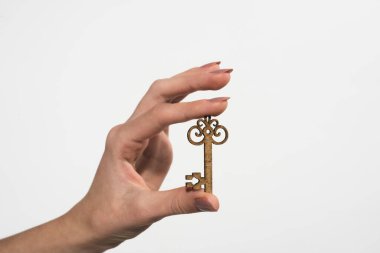 Evin anahtarı elinde. Evin anahtarı. Gayrimenkul. Emlakçı konsepti. Evin anahtarı. Anahtarı elinde tutan kadın. İpotek. Boşluğu metin için kopyala. Ev kirası