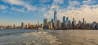 New York 'ta. Bir Dünya Ticaret Merkezi. Dünya Ticaret Merkezi Anıtı. New Jersey 'den görüntü. Dünya Ticaret Merkezi 'nin silüeti. New York Şehri şehir merkezi