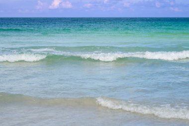 Okyanus manzarası ve plaj arka planı. Güneşli bir günde okyanus suyu. Okyanus suyu olan kumlu bir sahil. Okyanus sahili tatili