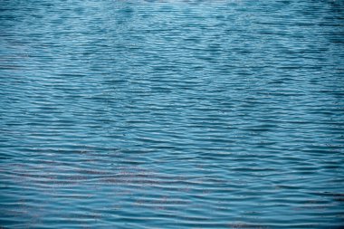 Okyanus ya da deniz suyu yüzeyi. Su dokusu. Deniz yüzeyi. Mavi turkuaz deniz suyu arka planı. Aqua deniz su yüzeyinin arka planı