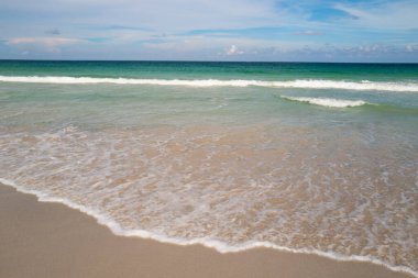 Okyanus manzarası ve su sıçratan dalgalar. Okyanus Dalgası. Manzaralı deniz manzarası. Sahilde dalgalar. Arka plan için su manzarası. Deniz kıyısında.