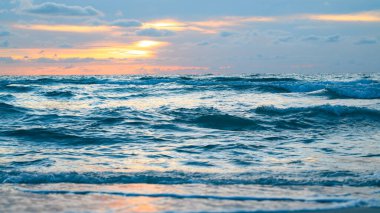 Manzaralı deniz manzarası. Arkaplan ya da arka plan için deniz dalgaları. Sahilde dalgalar. Arkaplan için Waterscape