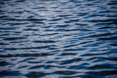 Deniz dokusu. Okyanus dalgalarının görüntüsü. Mavi su arka planı. Mavi okyanus suyu dokusu. Denizin yüzeyi