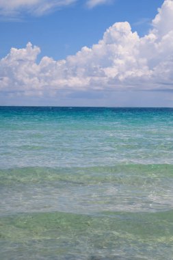 Gökyüzü ile deniz dalgaları. Okyanus ve gökyüzü arkaplanı. Bulutlu gökyüzü ile gün batımı deniz manzarası. Sancak için doğa gökyüzü ve deniz arka planı. Web tasarımı için resim