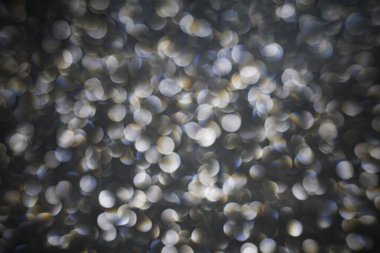 Gümüş bokeh parıltısı. Parlak arka planlar. Tatil geçmişleri. Arka plan bulanık. Gümüş bokeh rengi arka plan. Bokeh parlak arka plan. Gümüş kar arka planda. Reklam için boşluk kopyala