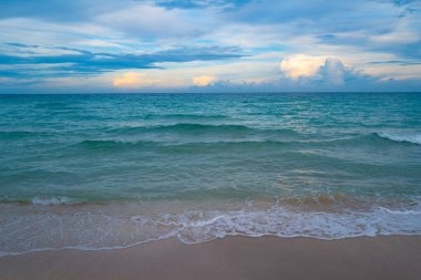 Su sıçratma dalgaları arka planı. Okyanus dalgaları sıçrıyor. Okyanus dalgaları ve plaj arka planı. Okyanus ya da deniz dalgaları