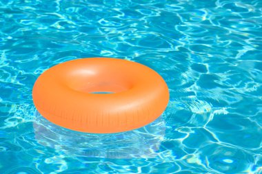 Yaz dönemi. Yaz arkaplanı. Plaj oyuncağı. Yüzük yüzme havuzunda yüzer. Yaz tatili. Lastik daire. Şişirilebilir yüzme halkası
