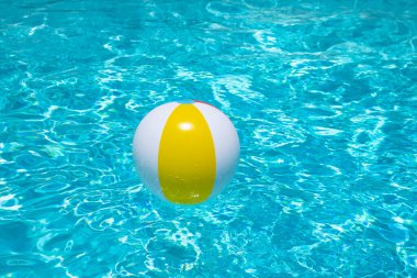 Yaz tatili. Plaj topu. Yaz partisi. Şişirilebilir plaj topu. Suda oynamak için çizgili top. Metin için alanı kopyala