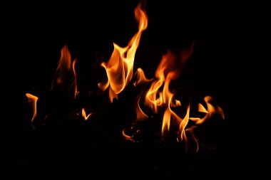 Ateşin dokusu siyah arkaplanda. Soyut yangın arka planı. Büyük yanan ateş. Ateş alev dokusu arkaplanını yak