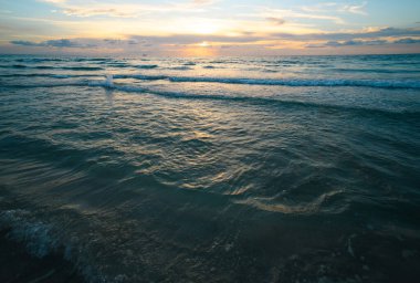 Huzurlu deniz manzarası. Suyun üzerinde ufuk çizgisi. Okyanus dalgaları arka planı. Dalgalar su sıçratıyor. Okyanus manzaralı