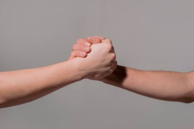 El çabukluğu, destek. Yardım kolunu kapat. Bir arkadaşın destek eli. Destek eli uzatıyorum. Kurtarma jesti. Destek eli. İki elle.