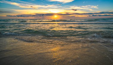Okyanus Dalgası. Manzaralı deniz manzarası. Arka plan için su manzarası. Deniz doğumu. Deniz gündoğumu suyu. Günbatımı ya da gün doğumu Denizde deniz manzarası