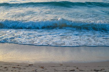 Dalgaların sıçradığı deniz. Okyanus dalgası deniz manzarası. Sandy yaz plajı. Doğa arkaplanı için deniz manzarası