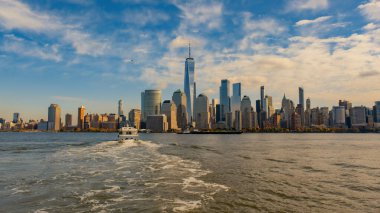 New York 'ta. Bir Dünya Ticaret Merkezi. Dünya Ticaret Merkezi Anıtı. New Jersey 'den görüntü. Dünya Ticaret Merkezi 'nin silüeti. New York Şehri şehir merkezi