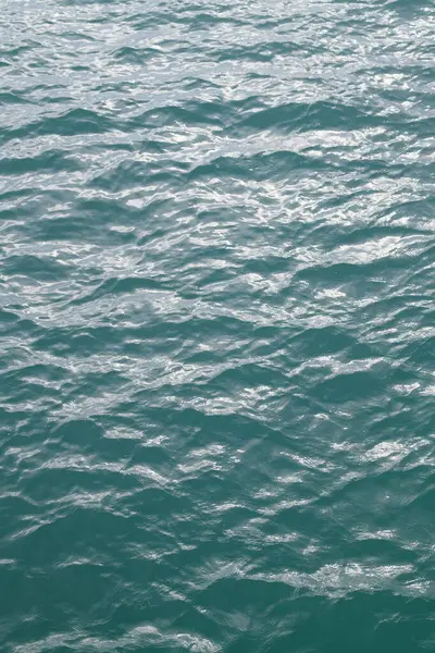 Su manzaralı. Deniz suyu arka planı. Yeşil mavi okyanus suyu dokusu. Deniz suyu ve dalgalar. Okyanus arkaplanı