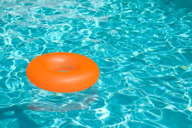 Yaz tatili kavramı. Havuzda lastik yüzük. Yüzme havuzunda yüzen renkli şişme halka. Yaz reklamı. Yaz reklamı