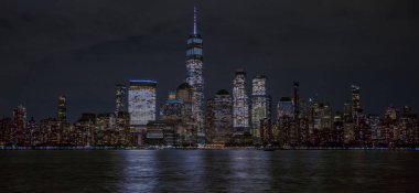 Gece vakti New York şehri manzarası. Bir Dünya Ticaret Merkezi. Dünya Ticaret Merkezi Anıtı. New York binaları. New York Ticaret Merkezi. New York 'ta akşam yürüyüşü