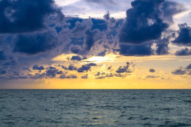 Dramatik gökyüzü ve renkli bulutlarla deniz manzarası. Deniz suyu manzarası üzerinde gökyüzü. Fırtınalı dramatik gökyüzü. Deniz manzaralı deniz manzaralı