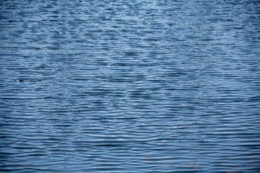 Su dokusu arka planı. Denizin yüzeyinde. Aqua deniz suyu yüzeyinin arka planı. Mavi deniz yüzeyi. Su yüzeyi. Mavi okyanus suyu dokusu arka plan