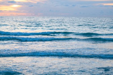 Okyanus manzarası ve su sıçratan dalgalar. Okyanus Dalgası. Manzaralı deniz manzarası. Sahilde dalgalar. Arkaplan için Waterscape