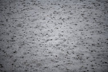 Yağmur damlası. Yağmur vakti. Yağmur yağıyor. Düşen yağmur damlaları. Su altyapısı. Su yüzeyi. Su yüzeyi arka planı. Yağmur damlaları. Su damlası sıçradı. Yağmur damlalarının şekli