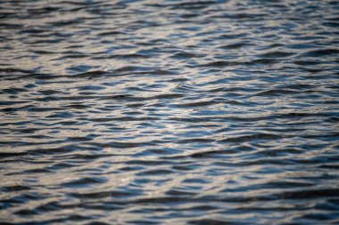 Su deseni dokusu. Okyanus suyu yüzeyi. Mavi su yüzeyini kapatın. Deniz yüzeyi havadan görünüyor. Mavi okyanus yüzeyi. Mavi su