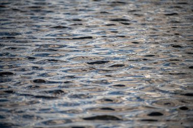 Derin mavi deniz arka planı. Aqua deniz suyu yüzeyinin arka planı. Mavi deniz yüzeyi. Su yüzeyi. Mavi okyanus suyu dokusu. Denizin yüzeyi