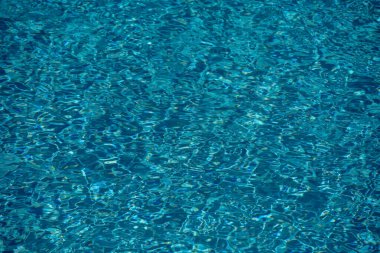 Havuz suyu yüzeyi. Su dokusu. Yüzme havuzu yüzeyi. Mavi su arka planı. Yüzme havuzu su yüzeyinin arka planı