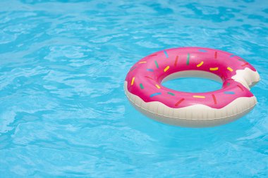 Yaz dönemi. Yüzük yüzme havuzunda yüzer. Yaz dönemi. Yaz arkaplanı. Yaz tatili. Lastik daire. Şişme yüzme halkası. Su için oyuncak
